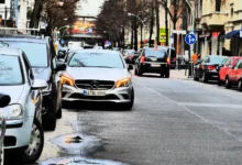 welche fahrzeuge dürfen auf fahrbahnen in zweiter reihe halten